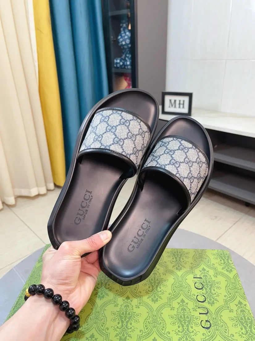 Men's shoes 💰260🌹🌹 (gucci-Gucci) New men's slippers, high-end boutique, made of cowhide, with exquisite embossed logo decoration on the upper, fine workmanship, super soft soles, casual, loose and comfortable, a must-have in summer! \nsize：38-44